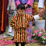 25. April 2018  Gerade mal zwei Jahre alt ist der Kronprinz Jigme von Bhutan. Und schon übernimmt der Kleine große Aufgaben. In bunter Tracht verzaubert der kleine Prinz bei der Blumenausstellung in Punakha das Volk. 