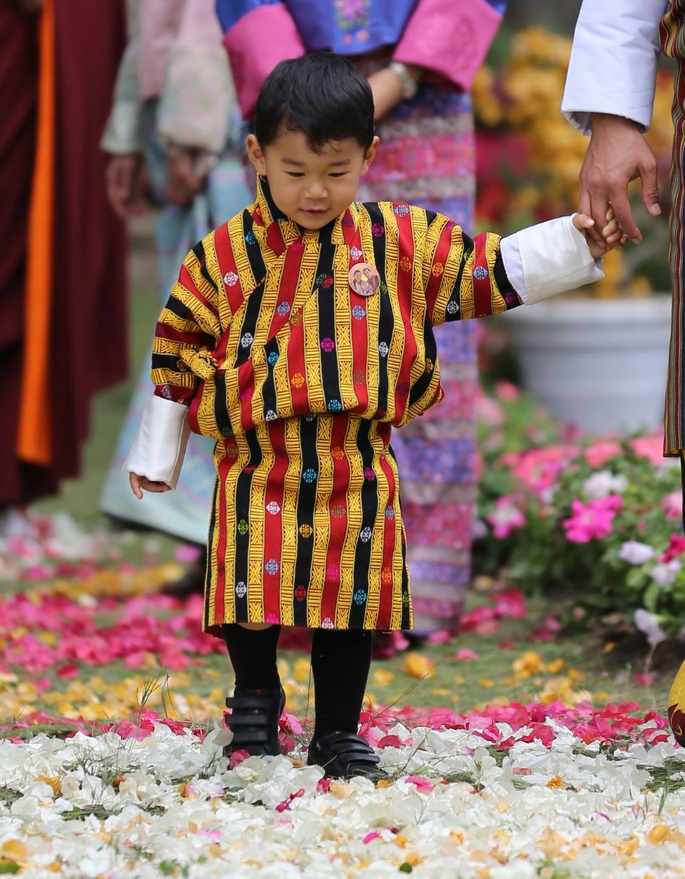 Royals in Europa und der Welt: Kronprinz Jigme von Bhutan 25. April 2018 Gerade mal zwei Jahre alt ist der Kronprinz Jigme von Bhutan. Und schon übernimmt der Kleine große Aufgaben. In bunter Tracht verzaubert der kleine Prinz bei der Blumenausstellung in Punakha das Volk.