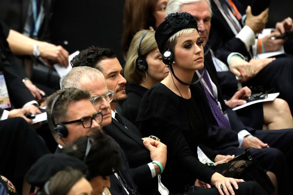 Während sie den Rednern lauschen, wandert die Hand von Katy Perry auf das Knie von Orlando Bloom, der neben ihr sitzt. 