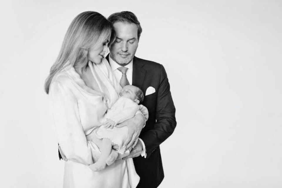 27. April 2018  Ganz verliebt in ihre kleine Prinzessin: Prinzessin Madeleine und Ehemann Chris O'Neill gemeinsam mit ihrer jüngsten Tochter Adrienne, die am 9. März 2018 das Licht der Welt erblickt hat. 
