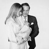 27. April 2018  Ganz verliebt in ihre kleine Prinzessin: Prinzessin Madeleine und Ehemann Chris O'Neill gemeinsam mit ihrer jüngsten Tochter Adrienne, die am 9. März 2018 das Licht der Welt erblickt hat. 