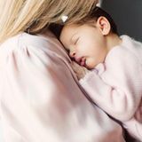 27. April 2018  An Mamas Brust kuschelt es sich doch am schönsten: Behutsam trägt Prinzessin Madeleine Töchterchen Prinzessin Adrienne auf dem Arm. Besonders auffällig ist, dass Mama und Kind im Partnerlook sind und die Mini-Royal ein rosa Jäckchen trägt. Niedlich!  