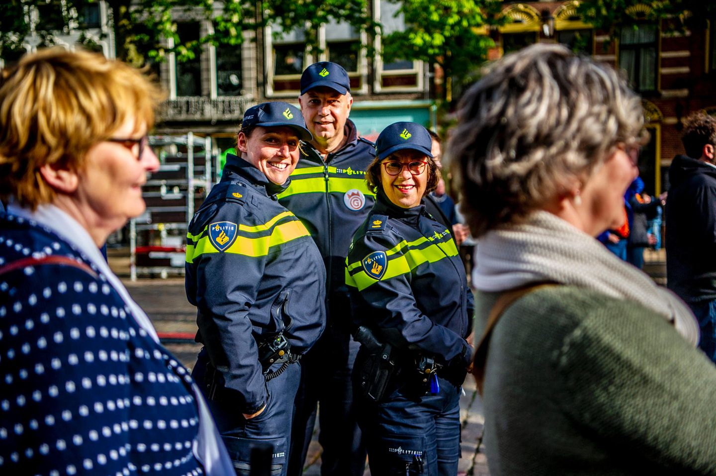 26. April 2018   Die Vorbereitungen in Groningen für den morgigen Königstag  laufen auf Hochtouren. Hoffen wir, dass die Polizei nicht viel zu tun haben wird und weiter so fröhlich lächeln kann.