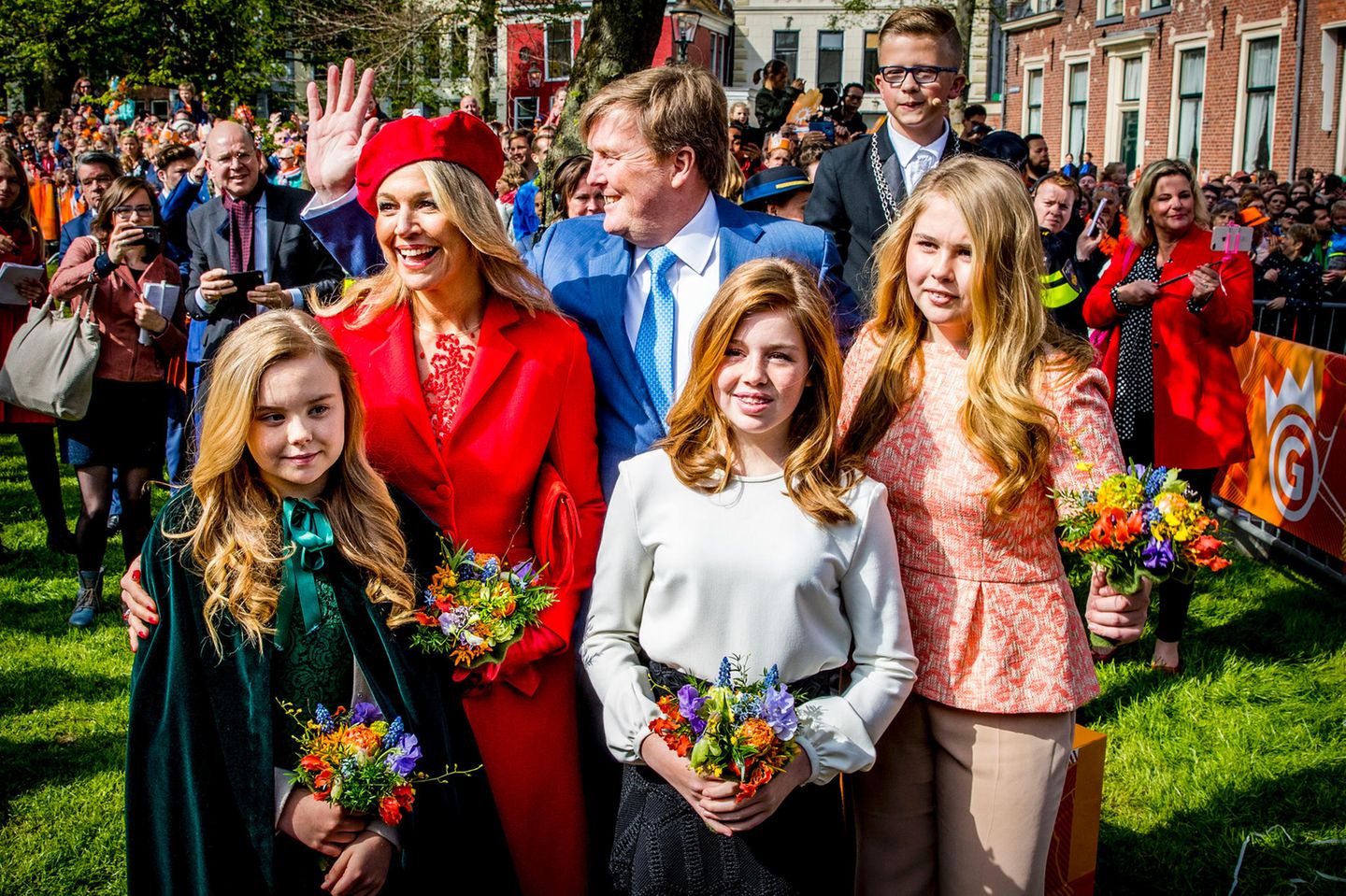 27. April 2018   Königin Máxima, König Willem-Alexander und ihre Töchter Prinzessin Ariane, Prinzessin Alexia und Prinzessin Amalia (v.l.n.r.) freuen sich riesig über die rege Anteilname am Königstag.