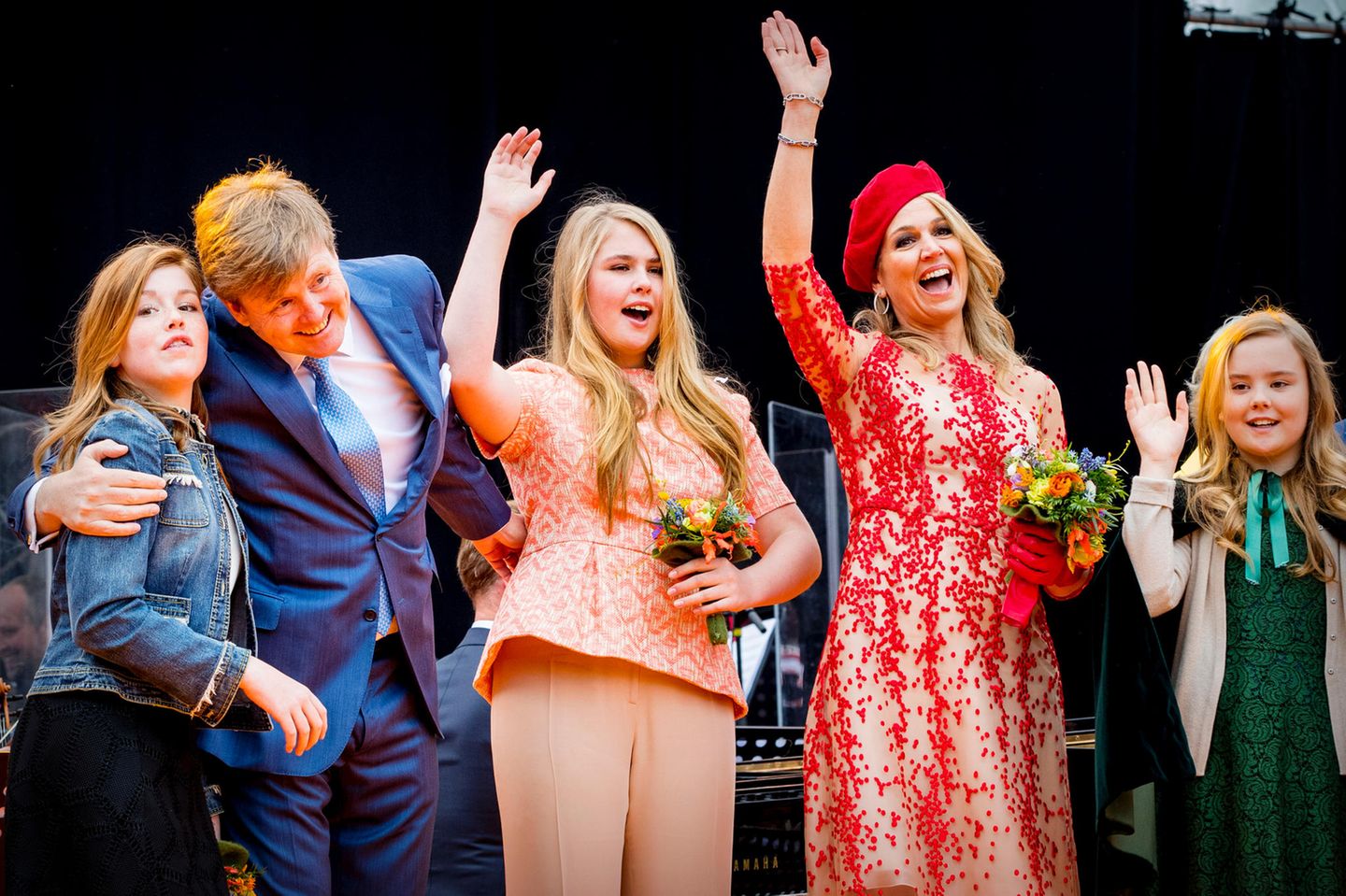 27. April 2018   König Willem-Alexander, seine Frau Máxima und ihre Töchter lassen sich auf der Bühne feiern. Der Königstag in Groningen ist ein voller Erfolg.