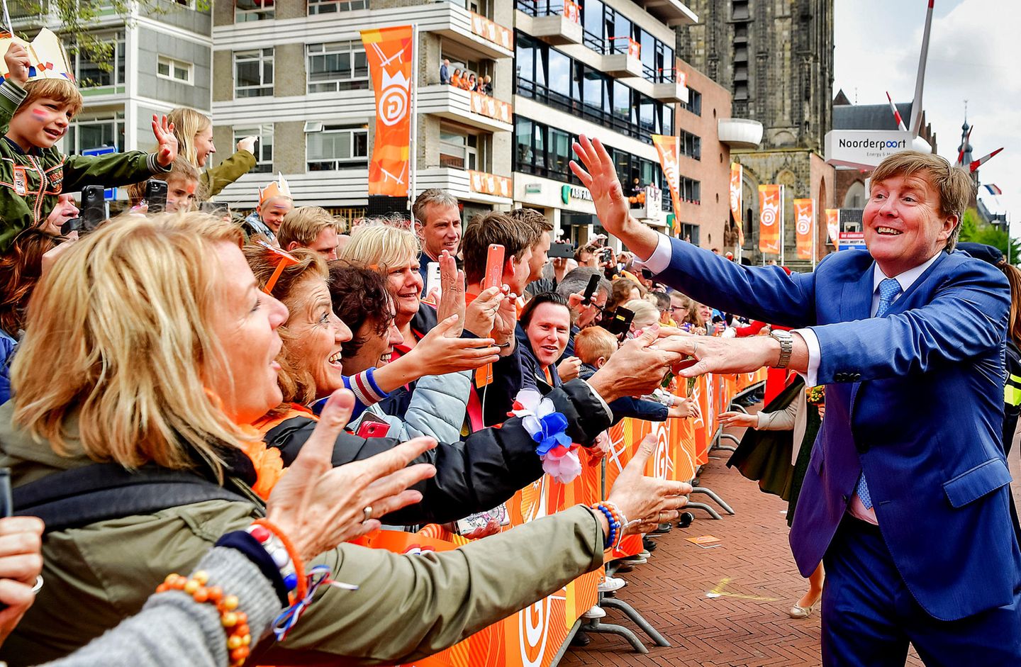 27. April 2018    Fröhlicher Empfang in Groningen: König Willem-Alexander erfreut sich in den Niederlanden großer Beliebtheit.