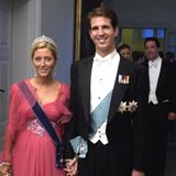 Marie-Chantal Miller und Kronprinz Pavlos von Griechenland  Das griechische royale Pärchen lernt sich bei einem Blinddate kennen. Das Ehepaar heiratet im Jahr 1995 und hat mittlerweile fünf gemeinsame Kinder. 
