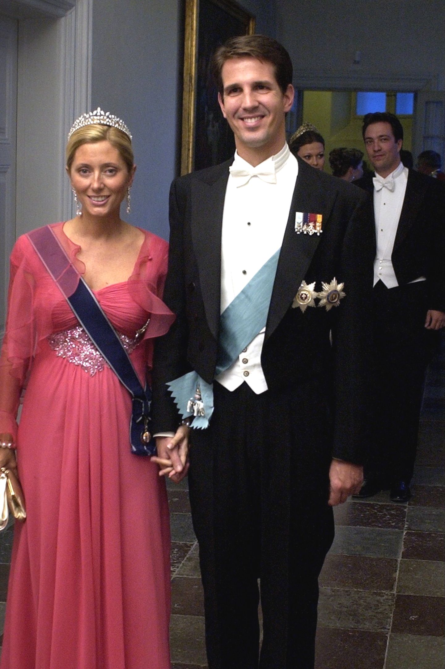Marie-Chantal Miller und Kronprinz Pavlos von Griechenland  Das griechische royale Pärchen lernt sich bei einem Blinddate kennen. Das Ehepaar heiratet im Jahr 1995 und hat mittlerweile fünf gemeinsame Kinder. 