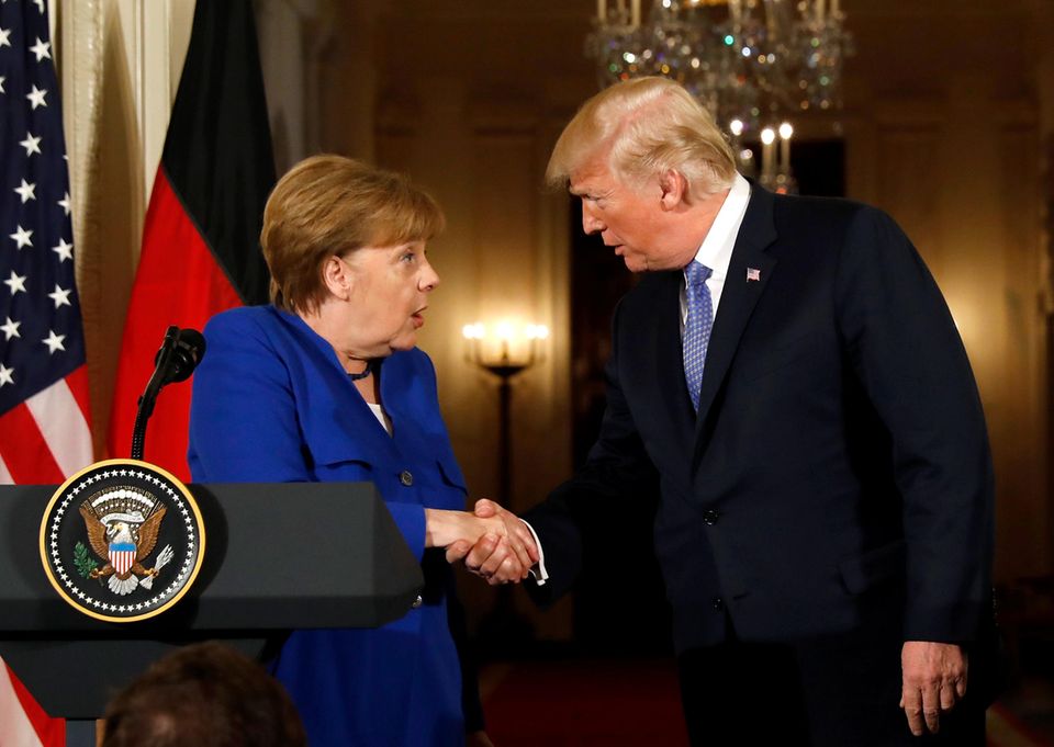 27. April 2018 Bei der Pressekonferenz im Weißen Haus schütteln sich Angela Merkel und Donald Trump die Hände. Die Kanzlerin guckt dabei etwas irritiert. 27. April 2018 Bei der Pressekonferenz im Weißen Haus schütteln sich Angela Merkel und Donald Trump die Hände. Die Kanzlerin guckt dabei etwas irritiert.