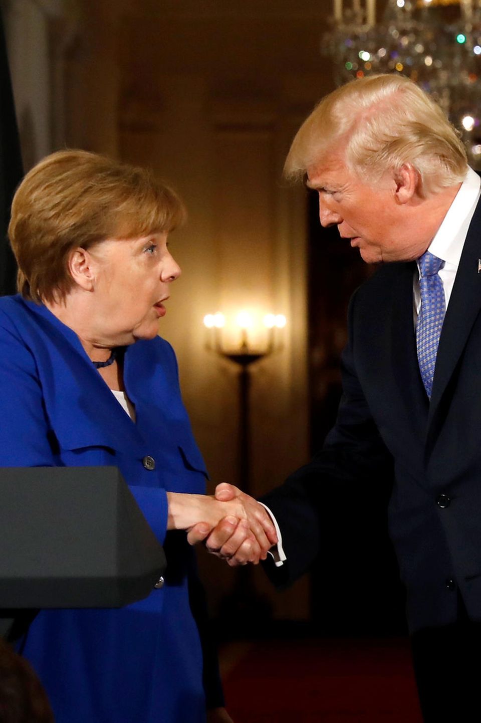 27. April 2018 Bei der Pressekonferenz im Weißen Haus schütteln sich Angela Merkel und Donald Trump die Hände. Die Kanzlerin guckt dabei etwas irritiert. 27. April 2018 Bei der Pressekonferenz im Weißen Haus schütteln sich Angela Merkel und Donald Trump die Hände. Die Kanzlerin guckt dabei etwas irritiert.