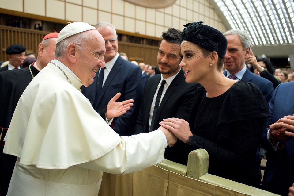 28. April 2018  Katy Perry und Orlando Bloom besuchen gemeinsam eine Gesundheitskonferenz im Vatikan und werden auch Papst Franziskus vorgestellt. 