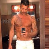 Auf diesem sexy Spiegel-Selfie präsentiert Ricky Martin nicht nur seine knappen Shorts, sondern vor allem seinen durchtrainierten Body. Mit 46 Jahren kann der Sänger immer noch ohne Probleme mit der jungen Konkurrenz mithalten. 