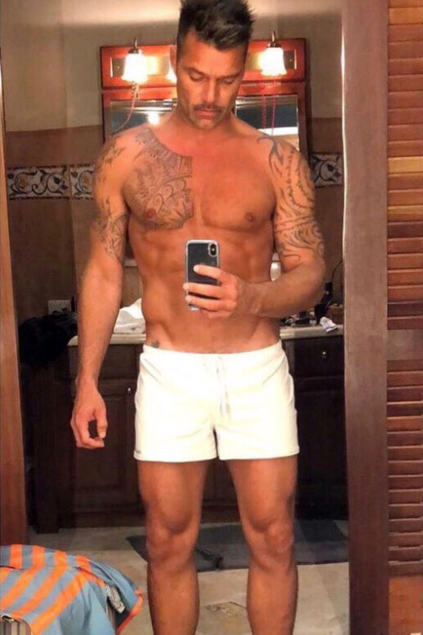 Auf diesem sexy Spiegel-Selfie präsentiert Ricky Martin nicht nur seine knappen Shorts, sondern vor allem seinen durchtrainierten Body. Mit 46 Jahren kann der Sänger immer noch ohne Probleme mit der jungen Konkurrenz mithalten. 