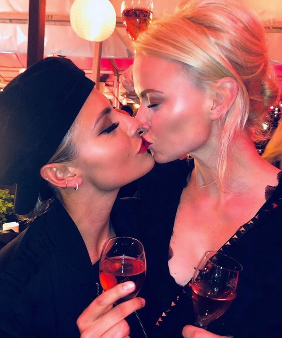 Hier wird deutlich, diese zwei Damen verstehen sich bestens. Auf einer Party gibt es von Sophia Thomalla ein Busserl für Franziska Knuppe. Hier wird deutlich, diese zwei Damen verstehen sich bestens. Auf einer Party gibt es von Sophia Thomalla ein Busserl für Franziska Knuppe.