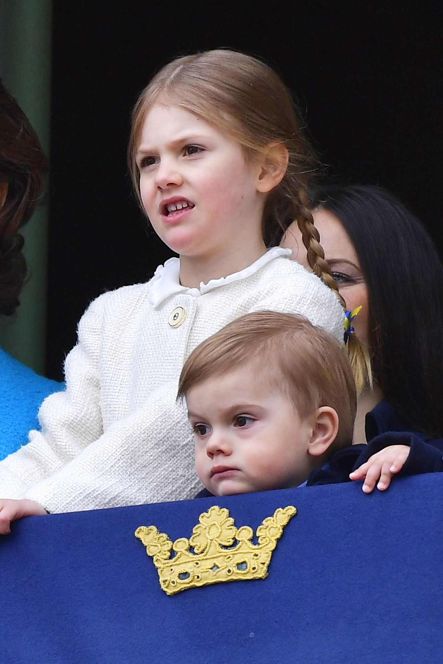 30. April 2018  Etwas skeptisch beobachten Prinzessin Estelle und Prinz Oscar die Zeremonie vom Schloss-Balkon. 