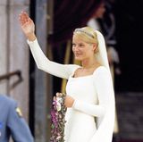 Elfengleich trat Prinzessin Mette-Marit von Norwegen am 25. August 2001 vor den Traualtar. Ihre blonden Haare schlicht aber dennoch leicht verspielt zu einem Dutt gebunden. Raffiniert umspielt die Frisur das zarte Diadem. 