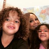 Ein schönes Selfie für die Fans aus dem Klassenraum der Zwillinge. Stolz hält der kleine Moroccan die Kamera, während Mariah und Töchterchen Monroe fröhlich in die Kamera lachen. 