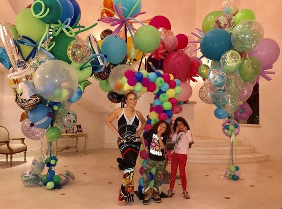 Party zum siebten Geburtstag der Zwillinge Monroe und Moroccan ist angesagt. Mariah Carey lässt sich natürlich nicht lumpen und hat für die Kids eine große Party mit vielen, bunten Ballons organisiert. 
