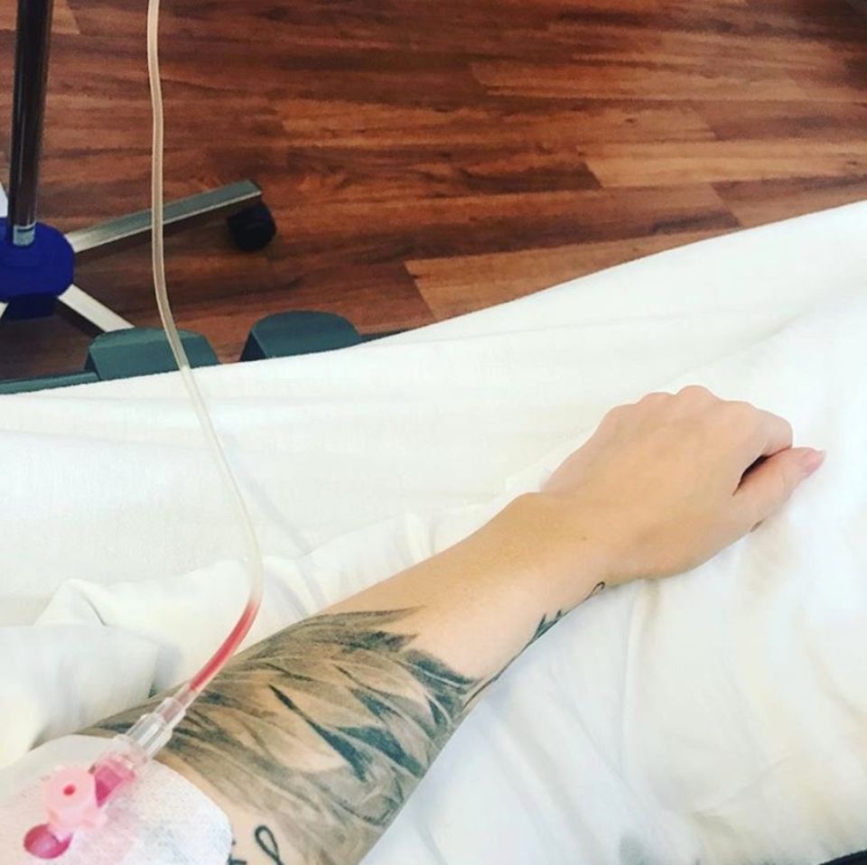 "So, aus die Maus ... bin jetzt erst mal ausgeschaltet. Heute ist nicht alle Tage ich komm wieder, keine Frage", postet eine erschöpfte Mirja Du Mont aus dem Krankenbett. Den Grund für ihren Krankenhausaufenthalt verrät sie nicht, jedoch weist einer ihrer Hashtags "Stress" auf eine Überlastung hin. Wir wünschen gute Besserung, liebe Mirja. "So, aus die Maus ... bin jetzt erst mal ausgeschaltet. Heute ist nicht alle Tage ich komm wieder, keine Frage", postet eine erschöpfte Mirja Du Mont aus dem Krankenbett. Den Grund für ihren Krankenhausaufenthalt verrät sie nicht, jedoch weist einer ihrer Hashtags "Stress" auf eine Überlastung hin. Wir wünschen gute Besserung, liebe Mirja.
