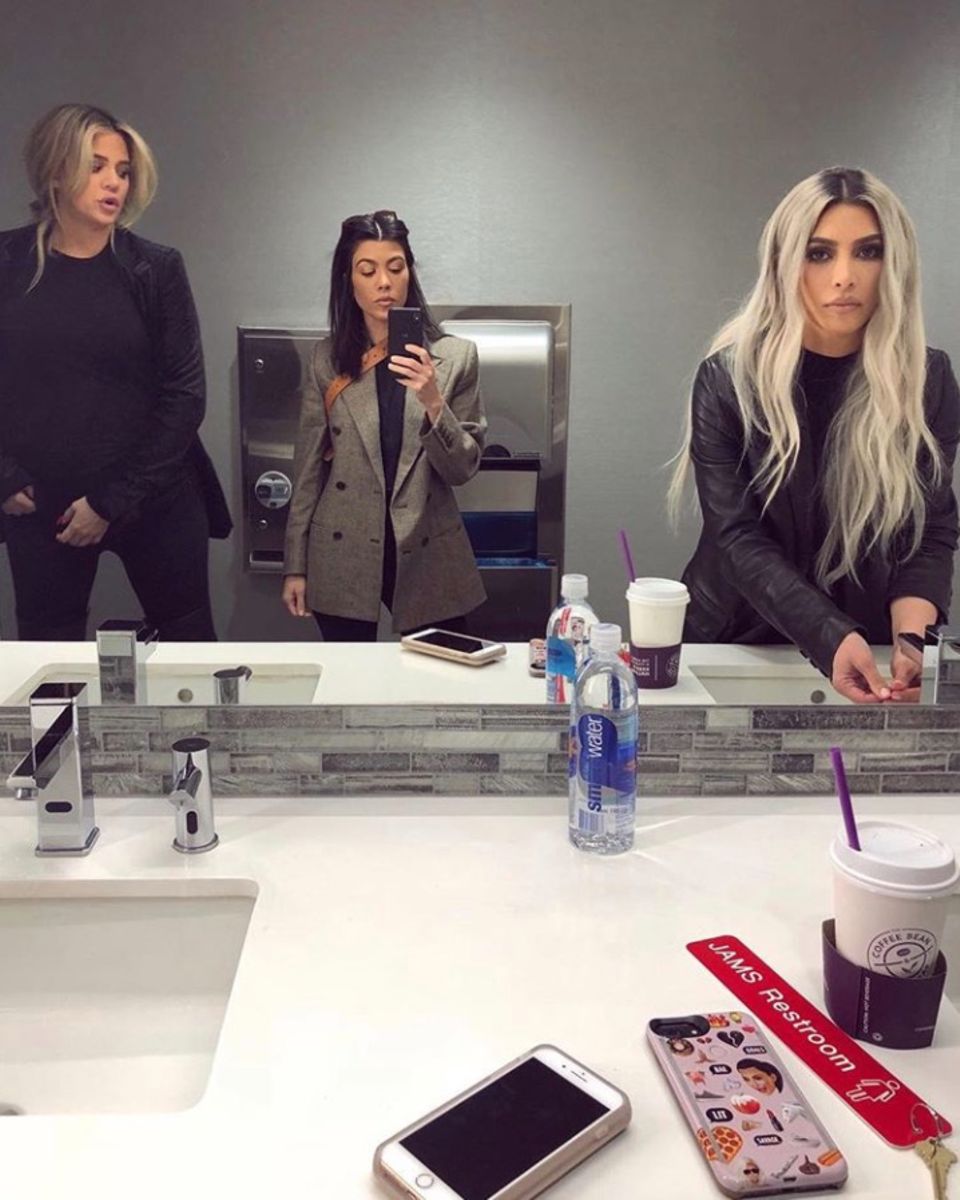 17. März 2018 Khloé, Kourtney und Kim Kardashian: Das ultimative Reality-TV-Schwestern-Gespann. 17. März 2018 Khloé, Kourtney und Kim Kardashian: Das ultimative Reality-TV-Schwestern-Gespann.