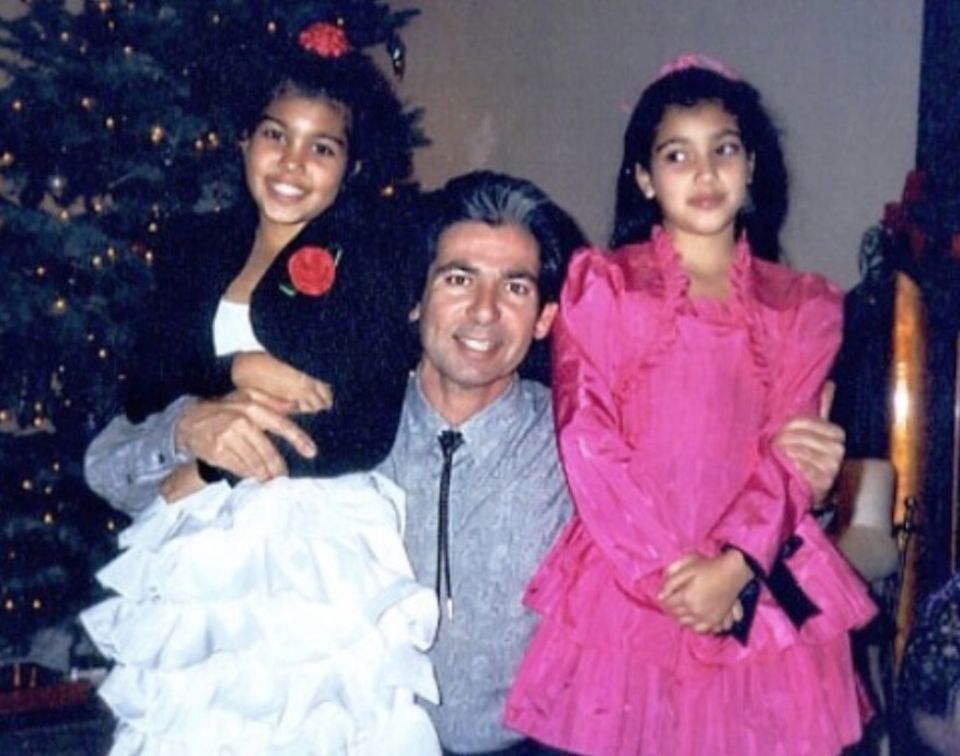 22. Februar 2018 Mit einem Foto aus Kindertagen gratuliert Kourtney Kardashian (li.) ihrem verstorbenen Vater zum Geburtstag, den er an diesem Tag gehabt hätte. Rechts im Bild ist Kourtneys Schwester Kim Kardashian an der Seite ihres Papas. 22. Februar 2018 Mit einem Foto aus Kindertagen gratuliert Kourtney Kardashian (li.) ihrem verstorbenen Vater zum Geburtstag, den er an diesem Tag gehabt hätte. Rechts im Bild ist Kourtneys Schwester Kim Kardashian an der Seite ihres Papas.
