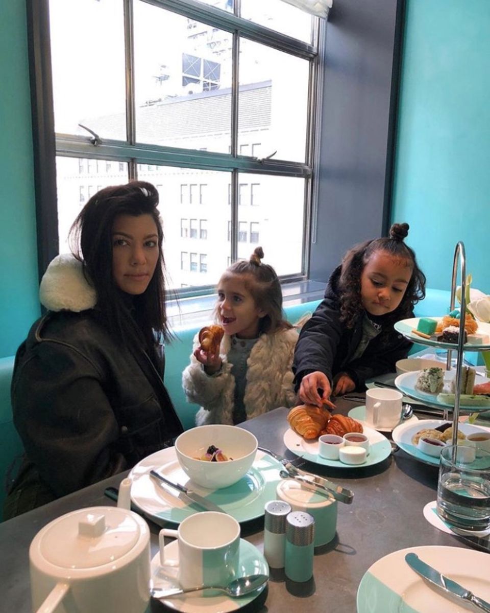 4. Februar 2018 Kourtney Kardashian postet einen süßen Schnappschuss vom gemeinsamen Frühstück mit Tochter Penelope und Nichte North West. 4. Februar 2018 Kourtney Kardashian postet einen süßen Schnappschuss vom gemeinsamen Frühstück mit Tochter Penelope und Nichte North West.