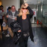 Ganz in Schwarz mit gemütlichen Espandrillos, praktischer Bauchtasche und einer warmen Jacke gegen kühle Kabinenluft zeigt sich Goldie Hawn am Flughafen von L.A.