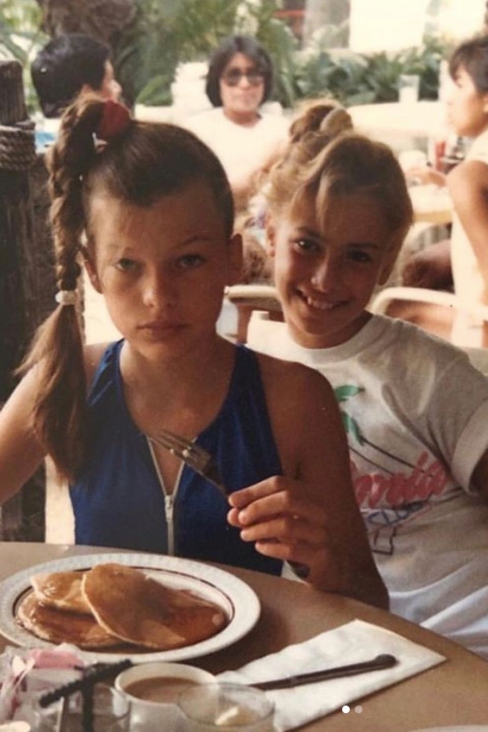 Milla Jovovich   Hübsch ist sie schon immer gewesen. Schauspielerin und Model Milla Jovovich (li.) teilt ein Foto aus den guten, alten Kindertagen.