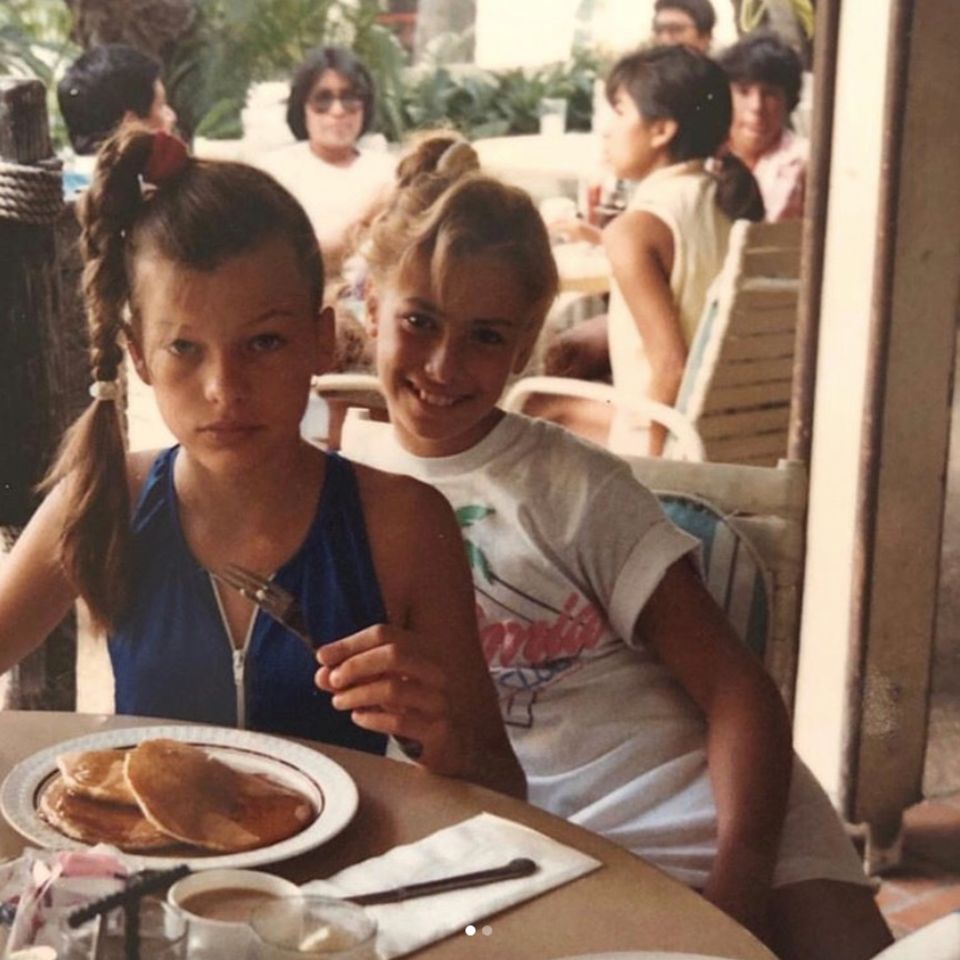 Milla Jovovich Hübsch ist sie schon immer gewesen. Schauspielerin und Model Milla Jovovich (li.) teilt ein Foto aus den guten, alten Kindertagen. Milla Jovovich Hübsch ist sie schon immer gewesen. Schauspielerin und Model Milla Jovovich (li.) teilt ein Foto aus den guten, alten Kindertagen.