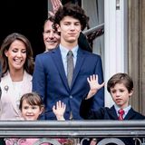 16. April 2018  Königin Margrethe feiert Geburtstag und damit bietet sich ein Anlass für ein echtes Familienfest - mit Balkonauftritt. Die kleine Athena schaut gerade so über das Geländer, während ihr großer Stiefbruder Nikolai sogar fast schon größer scheint, als sein Vater Joachim.