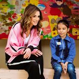 Sehr sportlich, Eure Majestät! Königin Rania zeigt beim Besuch eines Familien- und Kinderzentrums im östlichen Amman, dass sie die Style-Queen Nummer 1 ist.
