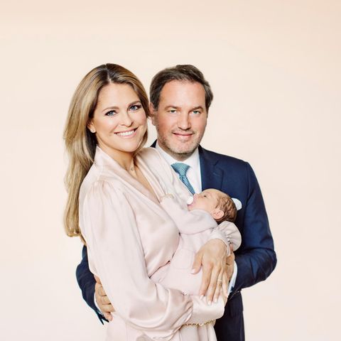 4. Mai 2018  Rund eine Woche nachdem die ersten offiziellen Portraits von Baby Adrienne veröffentlicht sind, legen Prinzessin Madeleine von Schweden und Chris O'Neill an zuckersüßen Bildern nach.  Denn auf dem neuesten Bild der kleinen Adrienne überracht diese mit einem ungewöhnlichen „Accessoire“. Die Kleine hat einen rosa Schnuller im Mund. Das sieht man auf offiziellen Portraits so gut wie nie. 
