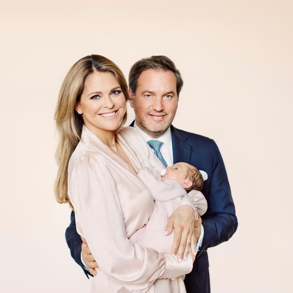 4. Mai 2018  Rund eine Woche nachdem die ersten offiziellen Portraits von Baby Adrienne veröffentlicht sind, legen Prinzessin Madeleine von Schweden und Chris O'Neill an zuckersüßen Bildern nach.  Denn auf dem neuesten Bild der kleinen Adrienne überracht diese mit einem ungewöhnlichen „Accessoire“. Die Kleine hat einen rosa Schnuller im Mund. Das sieht man auf offiziellen Portraits so gut wie nie. 
