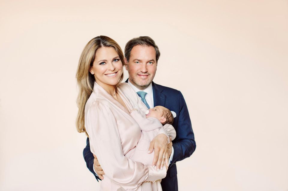 4. Mai 2018 Rund eine Woche nachdem die ersten offiziellen Portraits von Baby Adrienne veröffentlicht sind, legen Prinzessin Madeleine von Schweden und Chris O'Neill an zuckersüßen Bildern nach. Denn auf dem neuesten Bild der kleinen Adrienne überracht diese mit einem ungewöhnlichen „Accessoire“. Die Kleine hat einen rosa Schnuller im Mund. Das sieht man auf offiziellen Portraits so gut wie nie. 4. Mai 2018 Rund eine Woche nachdem die ersten offiziellen Portraits von Baby Adrienne veröffentlicht sind, legen Prinzessin Madeleine von Schweden und Chris O'Neill an zuckersüßen Bildern nach. Denn auf dem neuesten Bild der kleinen Adrienne überracht diese mit einem ungewöhnlichen „Accessoire“. Die Kleine hat einen rosa Schnuller im Mund. Das sieht man auf offiziellen Portraits so gut wie nie.