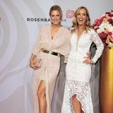 Die Moderatorinnen Bettina von Schimmelmann und Angela Fingererben hatten sichtlich Spaß auf dem Rosenball 2018.