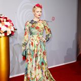 Model Franziska Knuppe wählte den perfekten Look für den Abend: Ein bodenlanges, buntes Kleid mit Rosen-Print von Eva Poleschinski für den Rosenball. Dazu kombiniert sie eine Handtasche von Aigner und einen tollen Blumenkranz als Haarschmuck.