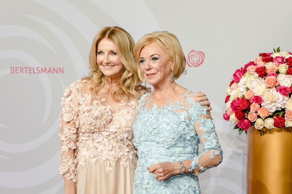 Moderatorin Frauke Ludowig und Gastgeberin Liz Mohn wählten beide traumhafte Kleider mit Rosen-Applikationen.