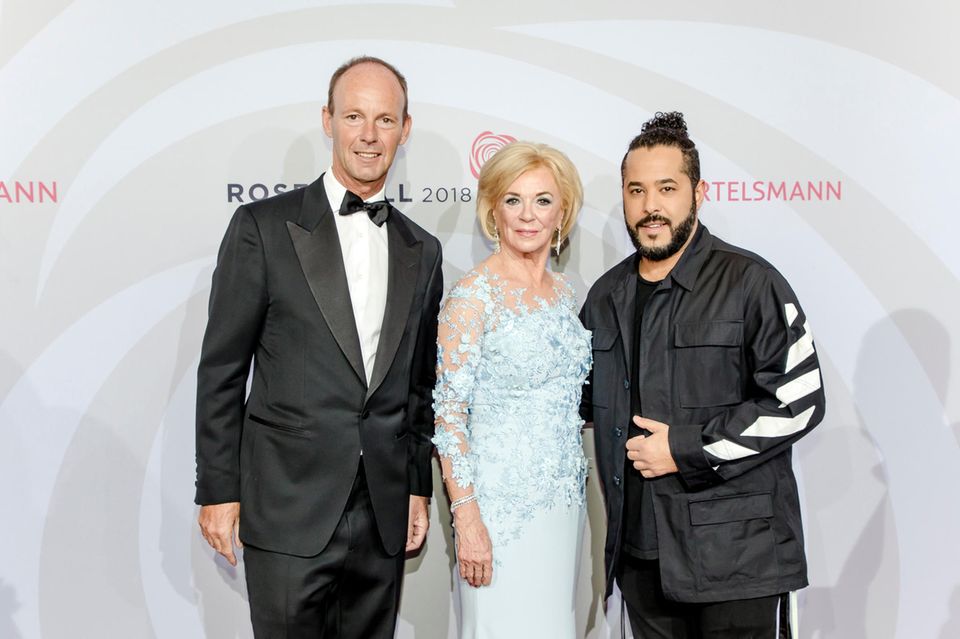 Thomas Rabe, Vorstandsvorsitzender Bertelsmann, Gastgeberin Liz Mohn und Sänger Adel Tawil.