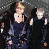 Prinzessin Diana ist 1996 unter den Gästen der berühmten Met Gala, die damals noch der "Costume Institute Ball" war. In einem dunkelblauen Seidenkleid mit Spitzensaum und einem auffälligen Perlen-Halsband erscheint sie zur Veranstaltung. Samt, Seide, Spitze und Choker sind heute wieder total en vogue... 
