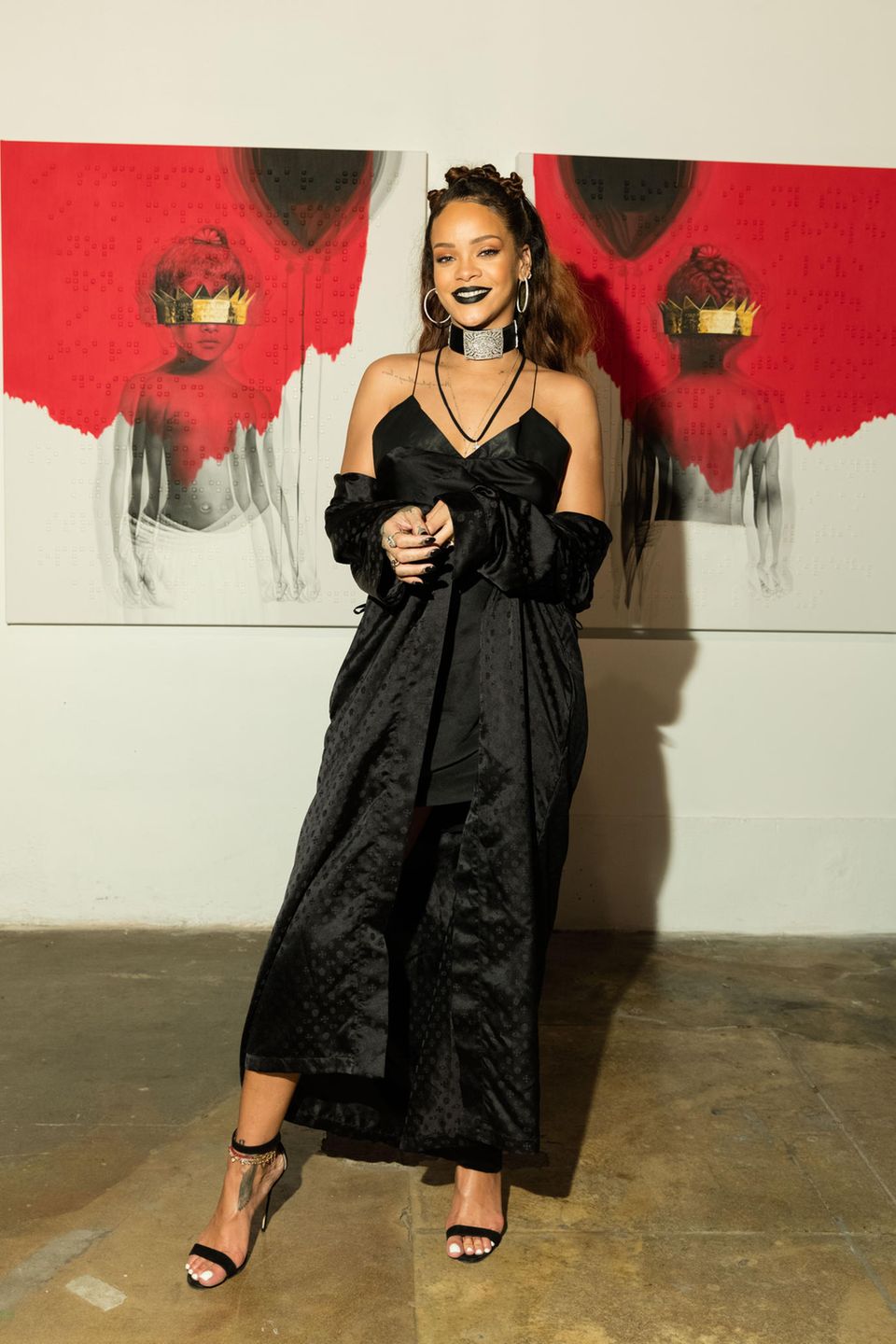 Rihanna, eine der diesjährigen Gastgeberinnen der spektakulären Gala, setzt auch oft auf den Look, den Diana schon über 20 Jahre vorher trägt. Auch sie trägt ein langes, seines Kleid und ein dickes Choker-Halsband. Die Sängerin gibt ihrem Look das gewisse, rockige Etwas, in dem sie dunklen Lippenstift trägt. Ob sie bei der Gala in Dianas Fußstapfen tritt, und ein ähnliches Outfit trägt? Rihanna, eine der diesjährigen Gastgeberinnen der spektakulären Gala, setzt auch oft auf den Look, den Diana schon über 20 Jahre vorher trägt. Auch sie trägt ein langes, seines Kleid und ein dickes Choker-Halsband. Die Sängerin gibt ihrem Look das gewisse, rockige Etwas, in dem sie dunklen Lippenstift trägt. Ob sie bei der Gala in Dianas Fußstapfen tritt, und ein ähnliches Outfit trägt?