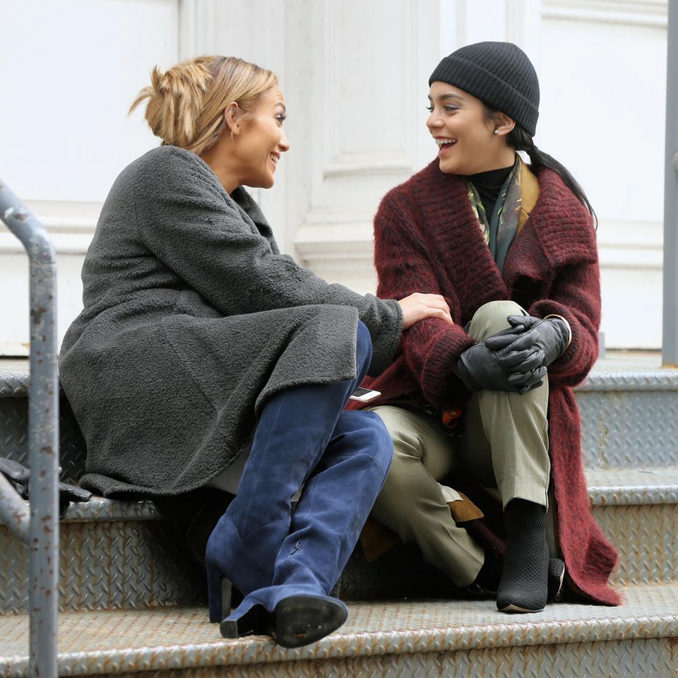 Jennifer Lopez und Vanessa Hudgens drehen aktuell gemeinsam die romantische Komödie "Second Act" in New York. Die beiden Schauspielerinnen scheinen sich bei den Dreharbeiten prächtig zu verstehen und albern gemeinsam herum. Jennifer Lopez und Vanessa Hudgens drehen aktuell gemeinsam die romantische Komödie "Second Act" in New York. Die beiden Schauspielerinnen scheinen sich bei den Dreharbeiten prächtig zu verstehen und albern gemeinsam herum.