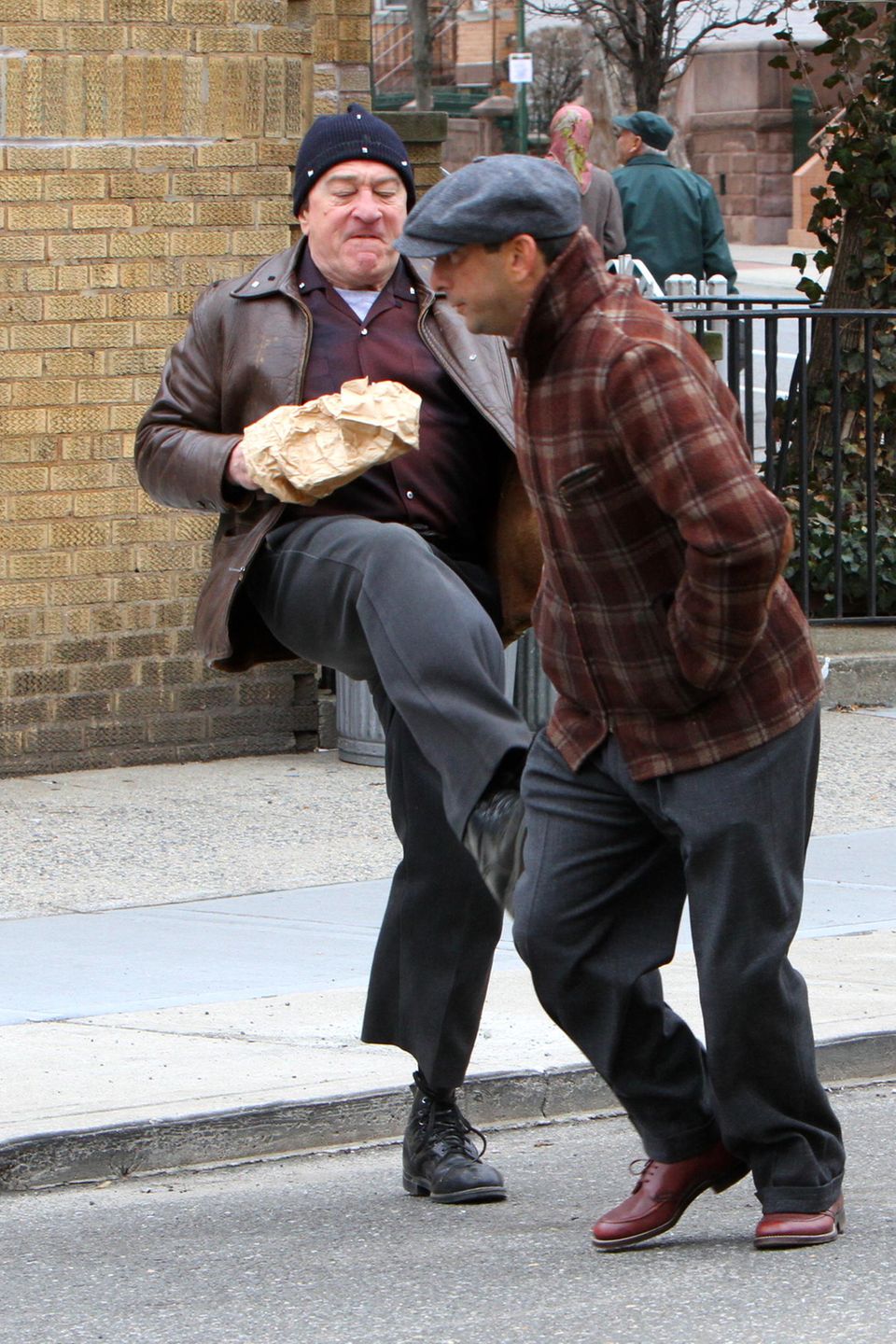 Autsch! Der Tritt hat gesessen. Robert De Niro legt bei den Dreharbeiten zu dem Film "The Irishman" in New York ordentlich los. Autsch! Der Tritt hat gesessen. Robert De Niro legt bei den Dreharbeiten zu dem Film "The Irishman" in New York ordentlich los.