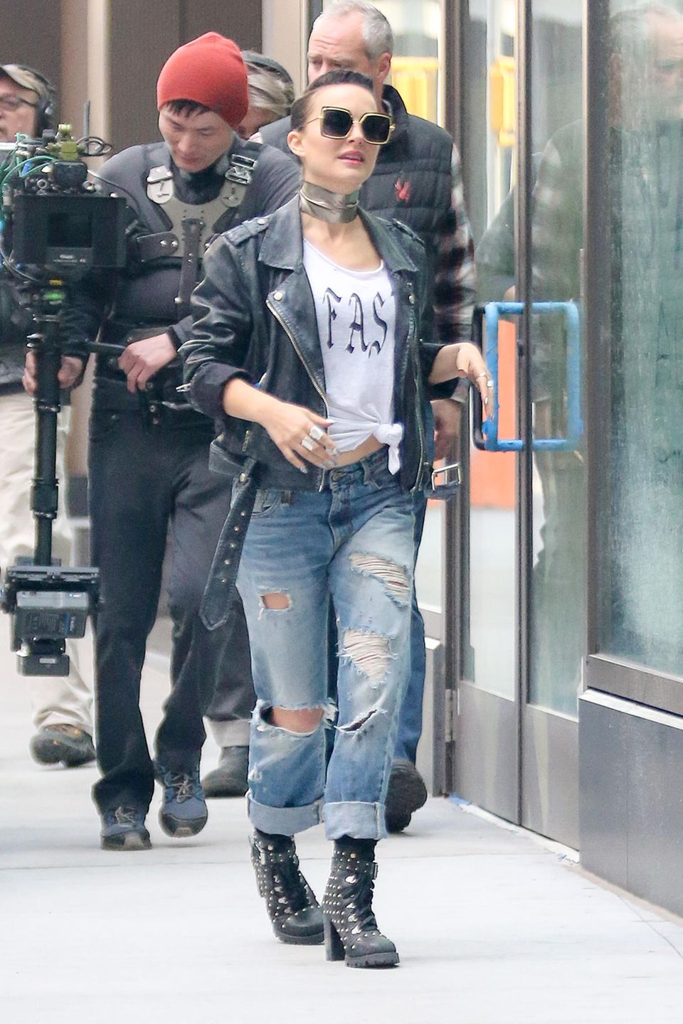 Erkennen Sie den Hollywood-Star im wilden Punk-Look? Es handelt sich hierbei um niemand Geringeren als Natalie Portman. Die Schauspielerin steht gerade für den Film "Vox Lux" in New York vor der Kamera. Erkennen Sie den Hollywood-Star im wilden Punk-Look? Es handelt sich hierbei um niemand Geringeren als Natalie Portman. Die Schauspielerin steht gerade für den Film "Vox Lux" in New York vor der Kamera.