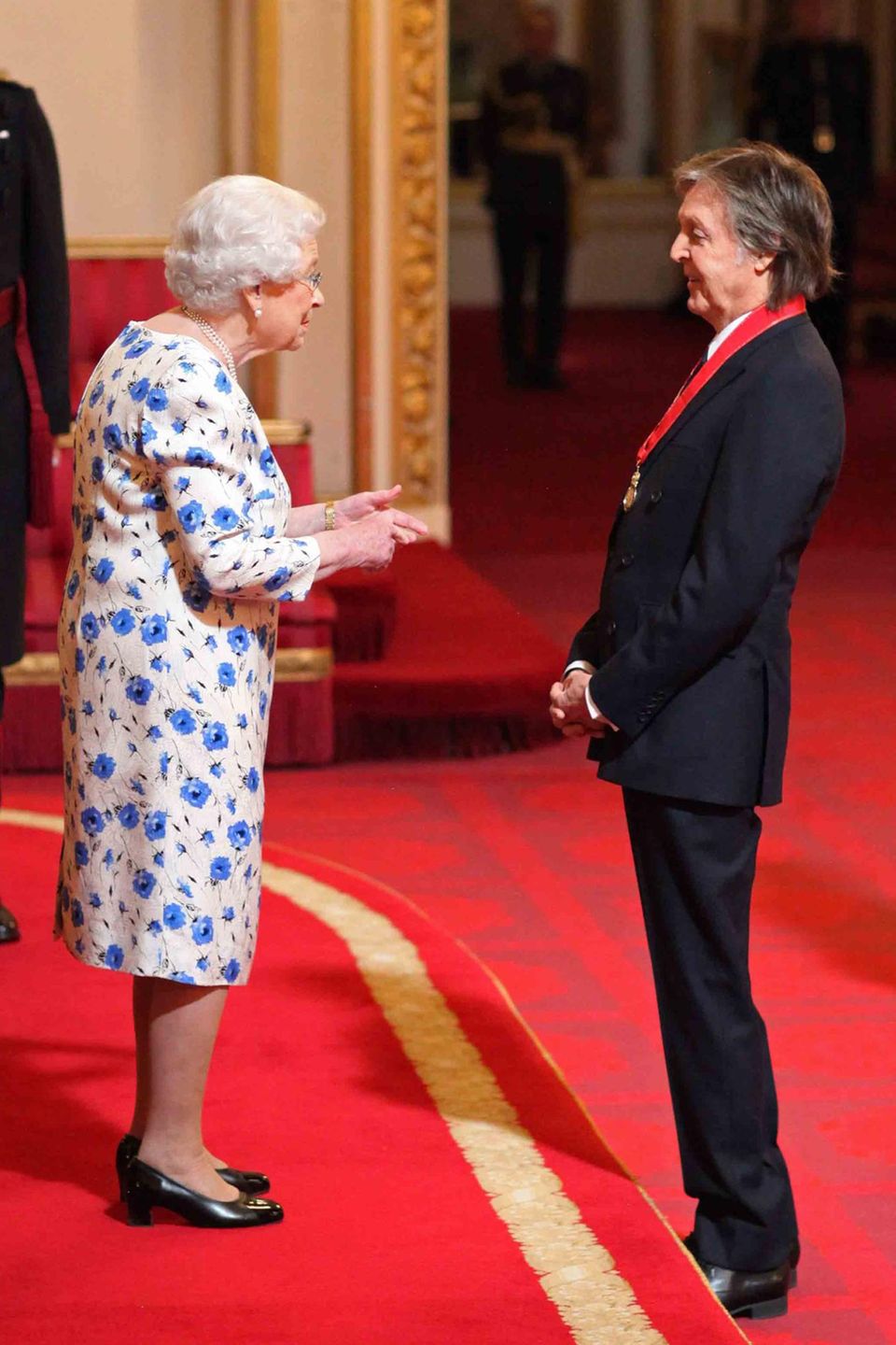 2018: Paul McCartney hat Erfahrung darin, vor der Queen zu stehen. Der ehemalige Beatle wurde von ihr 1997 zum Ritter geschlagen, nun wird er in Orden "Companions of Honour" aufgenommen, den George V. begründet hat. Die Autorin J.K. Rowling und der Filmer David  Attenborough sind andere Promimente, die zu den Mitgliedern zählen.