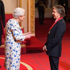 2018: Paul McCartney hat Erfahrung darin, vor der Queen zu stehen. Der ehemalige Beatle wurde von ihr 1997 zum Ritter geschlagen, nun wird er in Orden "Companions of Honour" aufgenommen, den George V. begründet hat. Die Autorin J.K. Rowling und der Filmer David  Attenborough sind andere Promimente, die zu den Mitgliedern zählen.