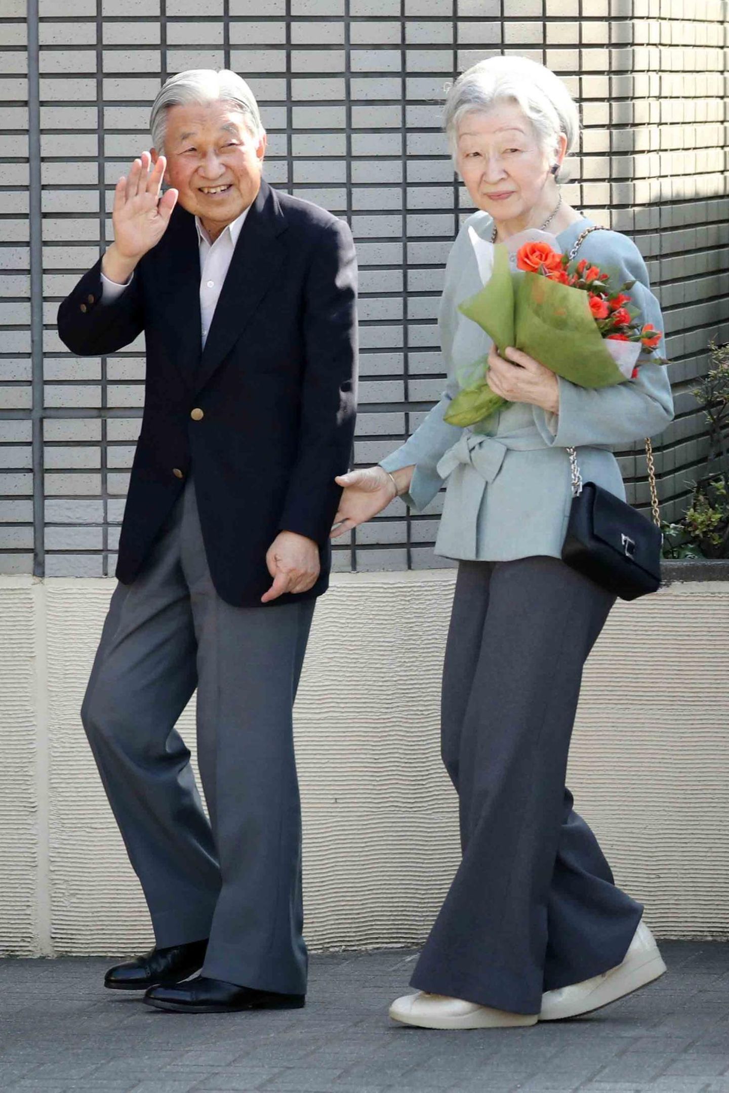 5. Mai 2018  Kaiser Akihito und Kaiserin Michiko sind auch im hohen Alter noch Tennis-Fans. Gemeinsam besuchen sie den Tennis-Club in Tokio, wo sie sich vor rund 60 Jahren zum ersten Mal begegnet waren.
