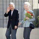 5. Mai 2018  Kaiser Akihito und Kaiserin Michiko sind auch im hohen Alter noch Tennis-Fans. Gemeinsam besuchen sie den Tennis-Club in Tokio, wo sie sich vor rund 60 Jahren zum ersten Mal begegnet waren.