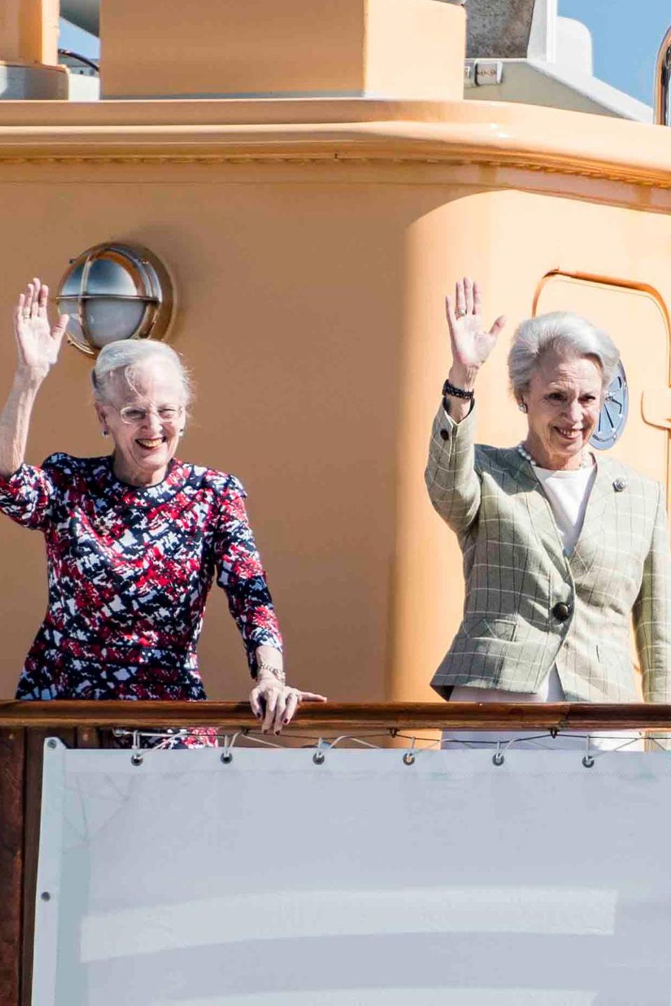 5. Mai 2018 Reise mit Nostalgiewert: Königin Margrethe und ihre beiden jüngeren Schwestern Benedikte und Anne-Marie, die ehemalige Königin von Griechenland, schippern mit der königlichen Jacht gemeinsam nach Kolding. Es ist mehrere Jahrzehnte her, dass die drei gemeinsam an Bord der Dannabrog gingen, um zu einem Termin zu fahren. 5. Mai 2018 Reise mit Nostalgiewert: Königin Margrethe und ihre beiden jüngeren Schwestern Benedikte und Anne-Marie, die ehemalige Königin von Griechenland, schippern mit der königlichen Jacht gemeinsam nach Kolding. Es ist mehrere Jahrzehnte her, dass die drei gemeinsam an Bord der Dannabrog gingen, um zu einem Termin zu fahren.