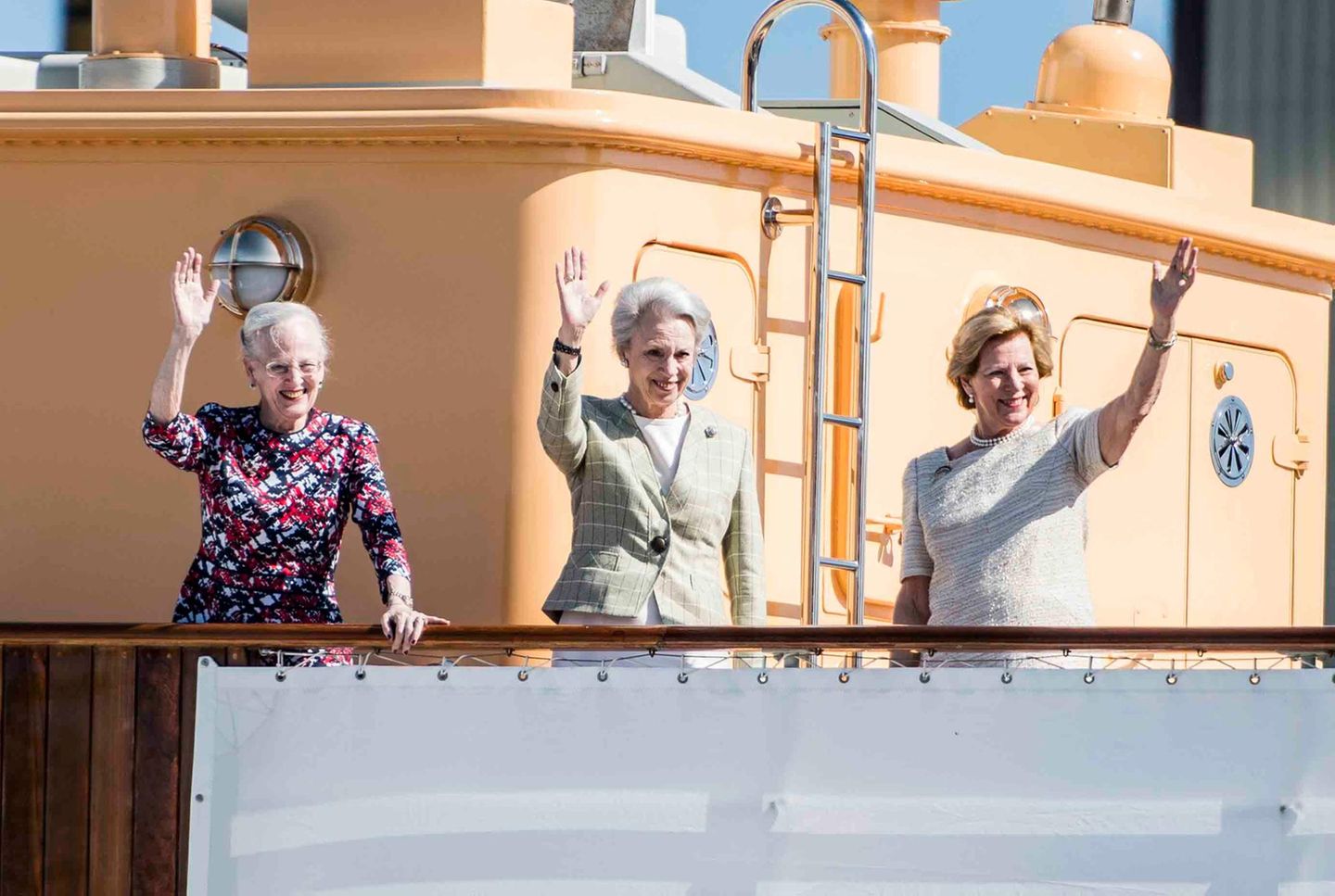 5. Mai 2018  Reise mit Nostalgiewert: Königin Margrethe und ihre beiden jüngeren Schwestern Benedikte und Anne-Marie, die ehemalige Königin von Griechenland, schippern mit der königlichen Jacht gemeinsam nach Kolding. Es ist mehrere Jahrzehnte her, dass die drei gemeinsam an Bord der Dannabrog gingen, um zu einem Termin zu fahren.