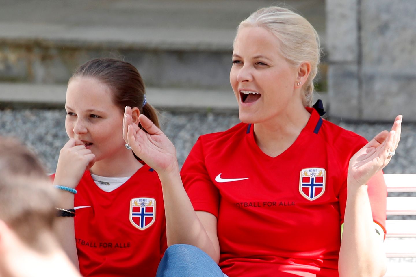 Prinzessin Mette-Marit und Prinzessin Ingrid Alexandra sind geübt im Anfeuern, so wie hier beim Freundschaftsspiel der Fußball-Mannschaft von Skaugum.